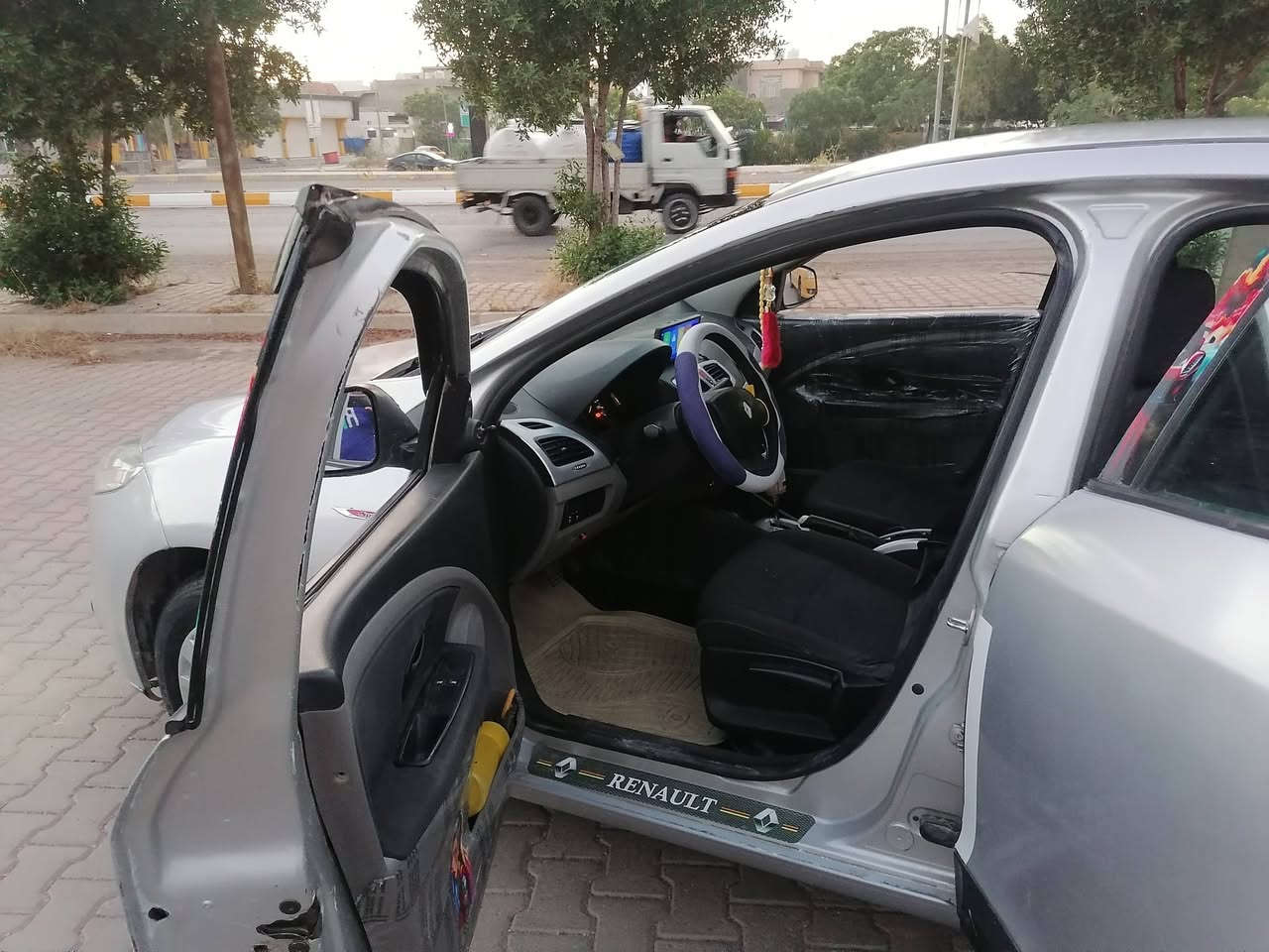 رينو ميغان ٢٠١٢ فول مواصفات رقم بابل مشروع وطني باسمي شرط التحويل تخم تاير جديد صدر جديد سياره جاهزه من كلشي تبريد تدفئه دواخل كله عل بلاد شاشه كامره منضومت زنون شمسي الاصلي كير ومحرك مكفولات كير اوتوماتيك محرك ١٦٠٠ بلاد ياباني  سياره جاهزه ترايك وين متريد سعرها/ ٦٠ورقه وبيها مجال عنواني ديالى خانقين ***********
