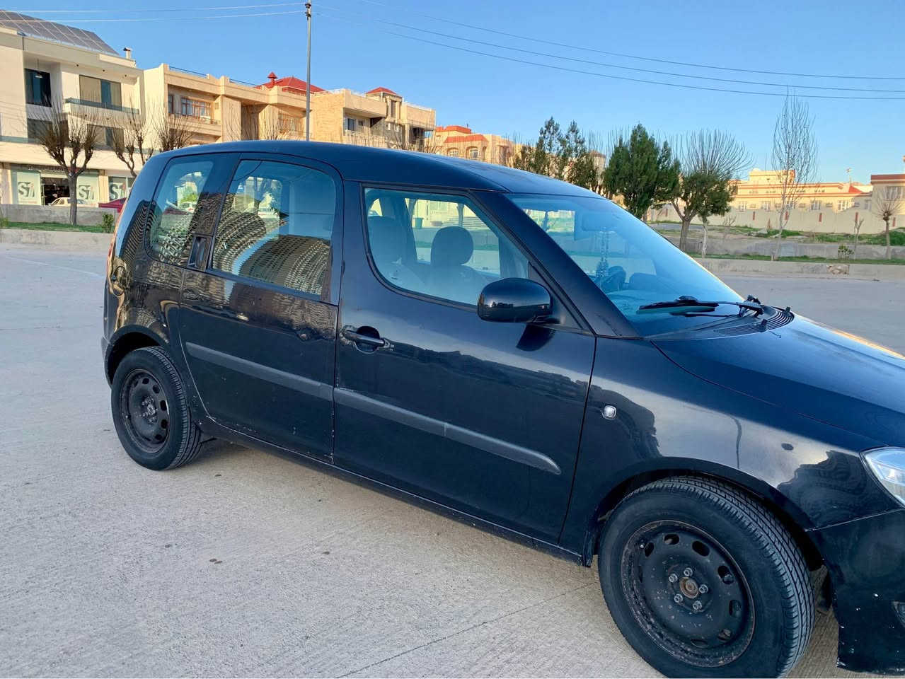 السلام عليكم
 
***********
سكودا رومستر 
موديل 2013 
محرك 1600 اقتصادية جدا كل اسبوع يكفيك ب 10 بانزين مكفول 

تبريد ثلج و تدفئة 

كير 3 وضعيات مكفول 

صدر امامي و خلفي جديد 

تايرات نظيفة 90%

شاشة و كاميرة خلفية و سستم صوت بلادي 

و لا گلوب سيرفس مشتغل بيها نظيفة جدا 

رقم اربيل انكليزي جديد تحويل مباشرة ثاني يوم 

السيارة تاخذها ما تصرف عليها ربع شرط ما تفتح البنيد بس من تريد تبدل دهن المحرك او الكير من يجي وقته غيرها ماكو ابد 

السيارة ما بيها ضربه بيها طخه بسيطة ما تنذكر و مسويها فقط غيرها كلشي ماكو 

السعر 75 و مجال

رقم و واتساب موجود 
*********** بغداد, العراق
