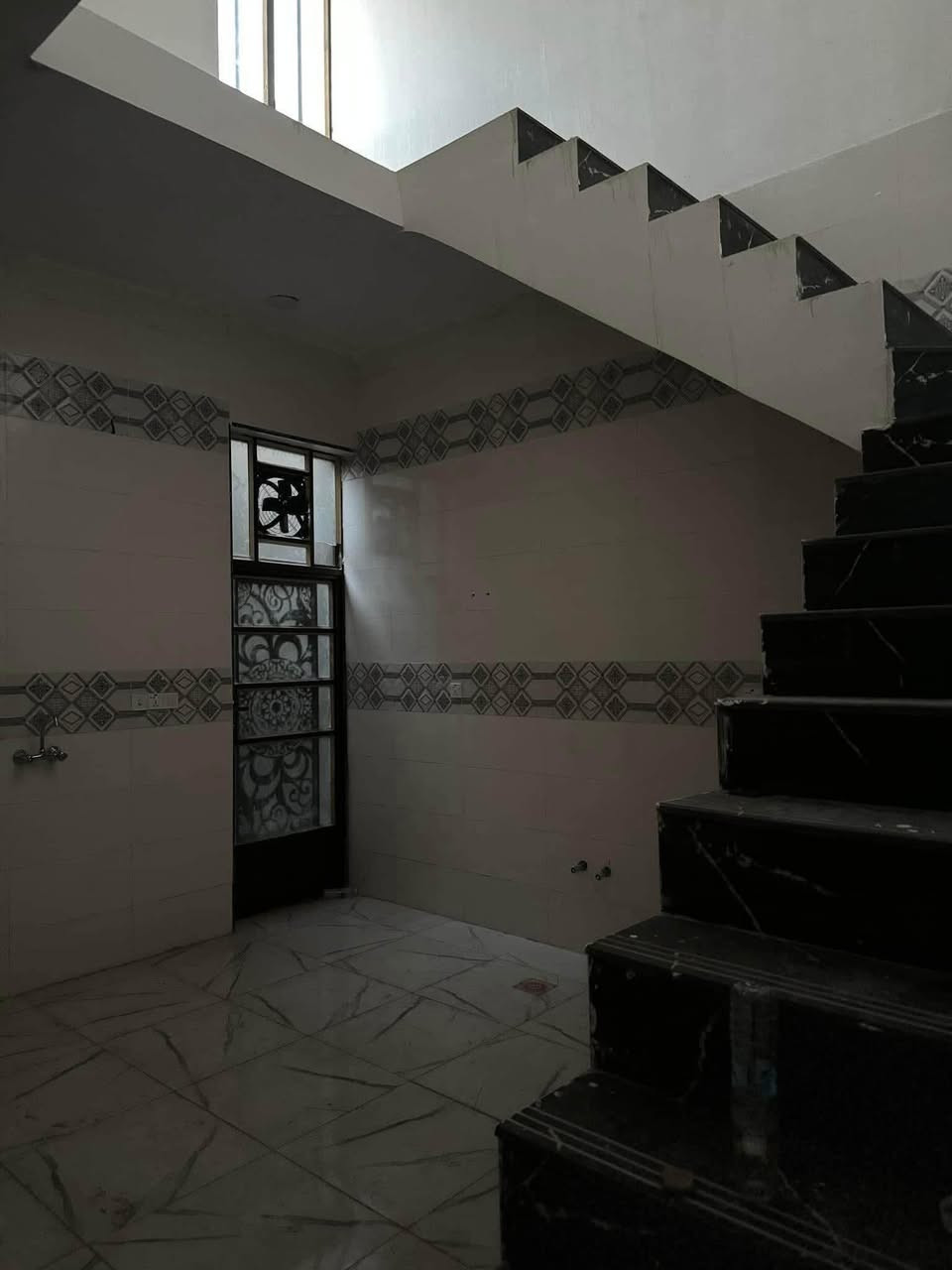 بيت للبحار مساحه 100 متر قرب معمل الغاز طابق واحد تصال ***********
