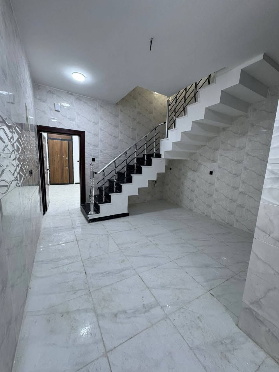 بيت للايجار جديد طابقين   حديث مساحته ٧ ٩ م  بالدورة بداية شارع ٦٠ .أستقبال ومطبخ سيراميك وغرفة نوم كبيرة وخدمات والطابق الثاني غرفتين نوم أكبار وحولي وخدمات مع بالكونه حلوة وبيتونه ترهم غرفة نوم رابعة  وسطحين  . وبموقع ممتاز وقريب جدٱ على كافة الخدمات وشارعه عريض ويبعد عن السريع  ٠ ٤ م   .  . ويوجد مكان مخصص لغسالة الملابس والصحون .  

السعر  750 الف 
*********** واتساب
