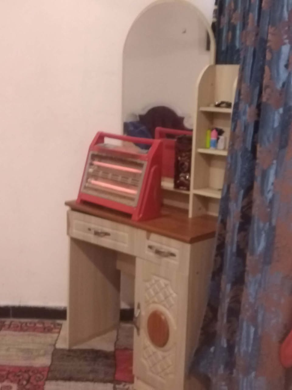 السلام عليكم غرفه نوم تركيه للبيع تحتوي على سريرين وكنتور 4 أبواب + جرارتين وميز تواليت + طبله وسطيه السعر 350 وبي مجال المكان بغداد ***********
