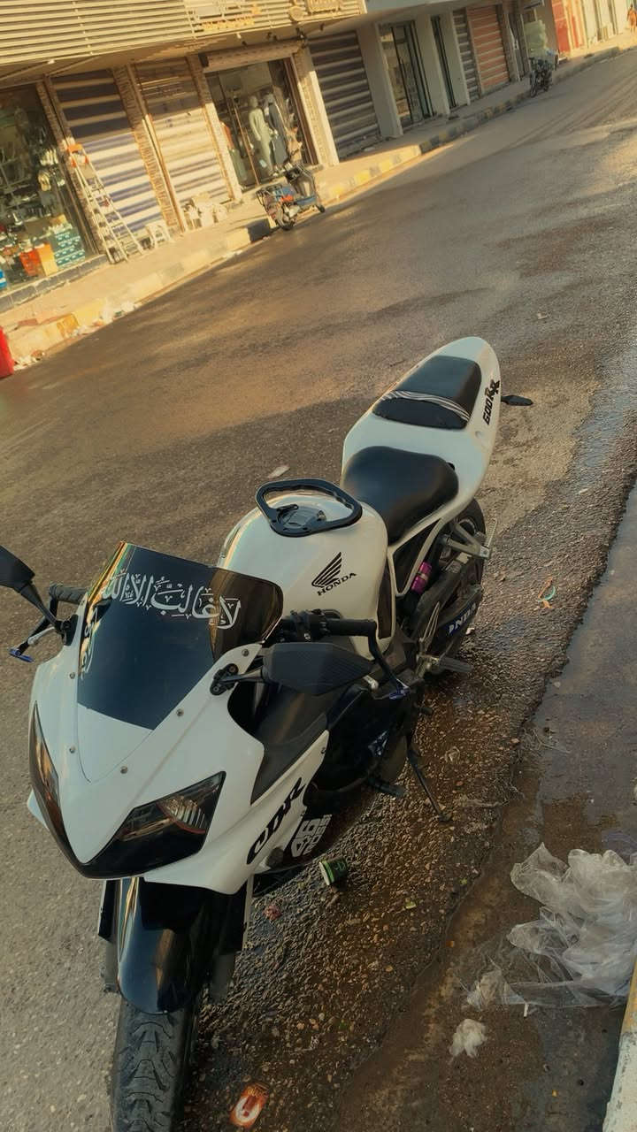 HONDA F4i 600rr كفاله عامه محرك ممفتوح الدراجه كلش نضيفه وجديد السعر 27بيه مجال شي قليل الرقم ***********
