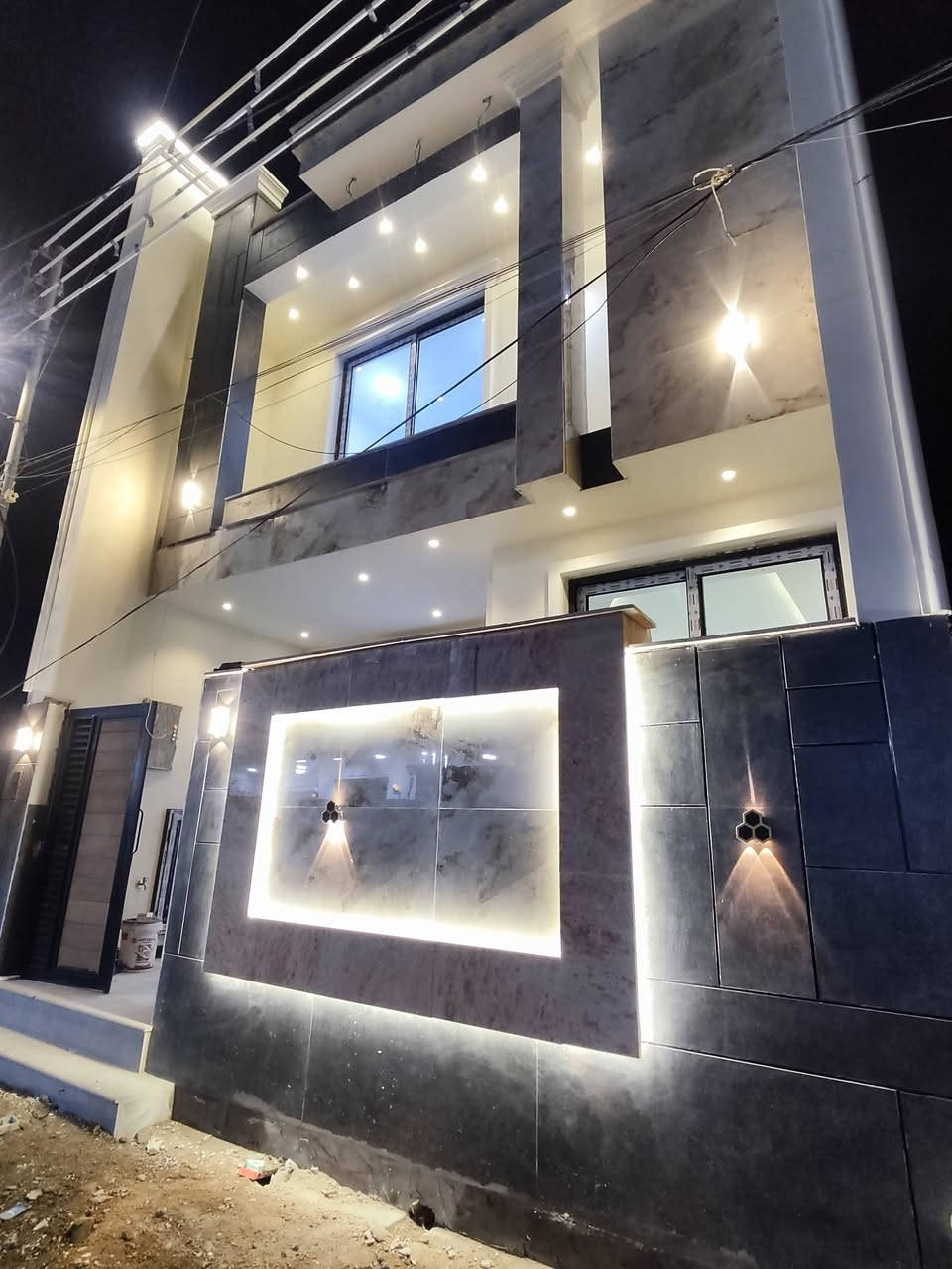 السلام عليكم 100 متر للبيع
في مجمع الامل /3 غرف نوم /2 مجمع صحيات
تفاصيل اكثر مراسله الصفحه 
او الاتصال *********** واتساب
