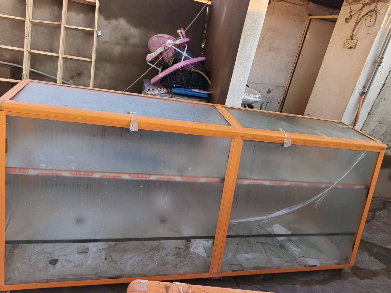 سلام عليكم ميز اللبيع نضيف كلش جديد سعر ال واحد 125وبي مجال  رقم *********** طول واحد مترين ونص
