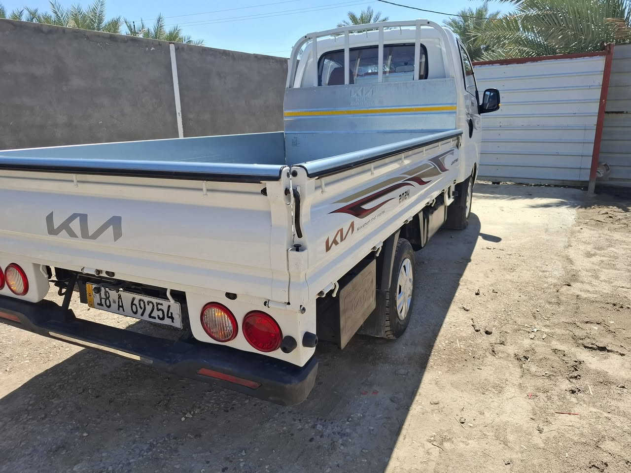 السلام عليكم
كيا 2700 موديل 24 سياره جديده ماشيه 72
رقم بابل بسمي سعر 153 للبيع او مراوس 
استفسار ***********
