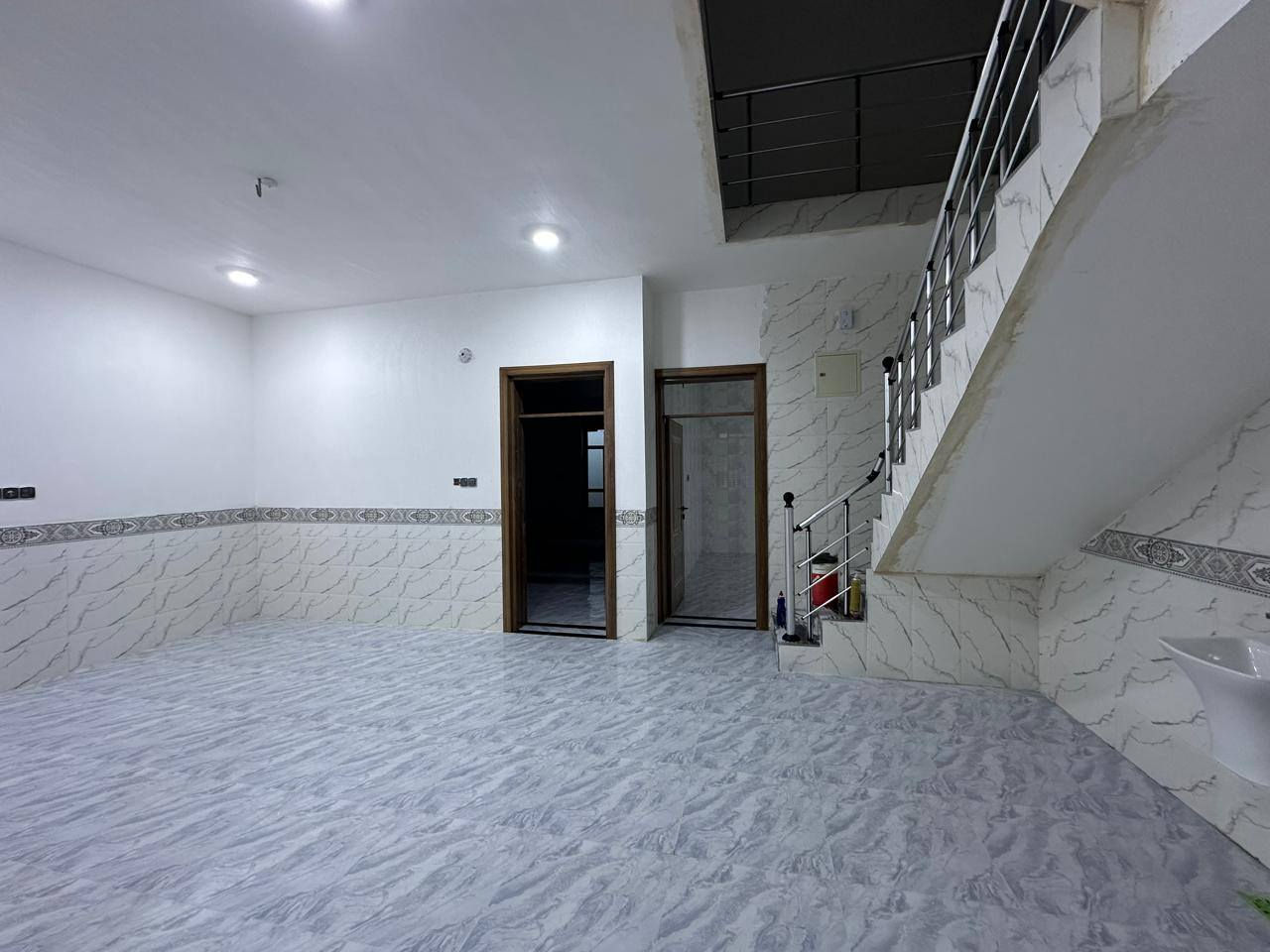 السعر112 َ لاابيع على المصرف العقاري ولا اراوس. بيت طابو صرف المساحة 200م غرفتين وصالة ومطبخ حار وبارد وديوانية وصحيات خارجية وداخلية ومناور البيت كامل بناءحجر البيت بعدة زيرو سنة البناء 2025 yang العنوان رمادي 6كيلو قرب مول زنبيل تواصل واتساب *********** ابو مصطفى
