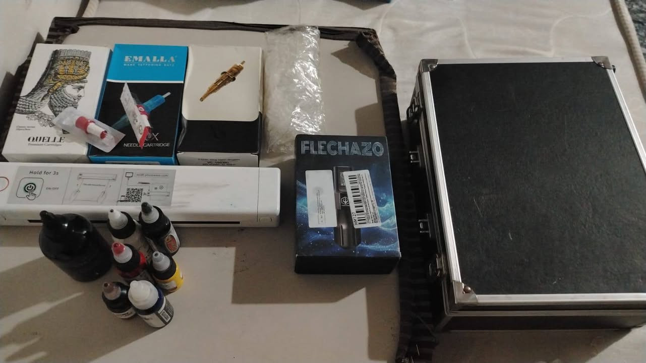 آلة وشم بحكم الوكالة استعمال قليل جدا
مع كامل الملحقات
مع طابعة صور هدية
السعر 300$ قابل للمراوثة
للتواصل ‏‪***********‬‏
