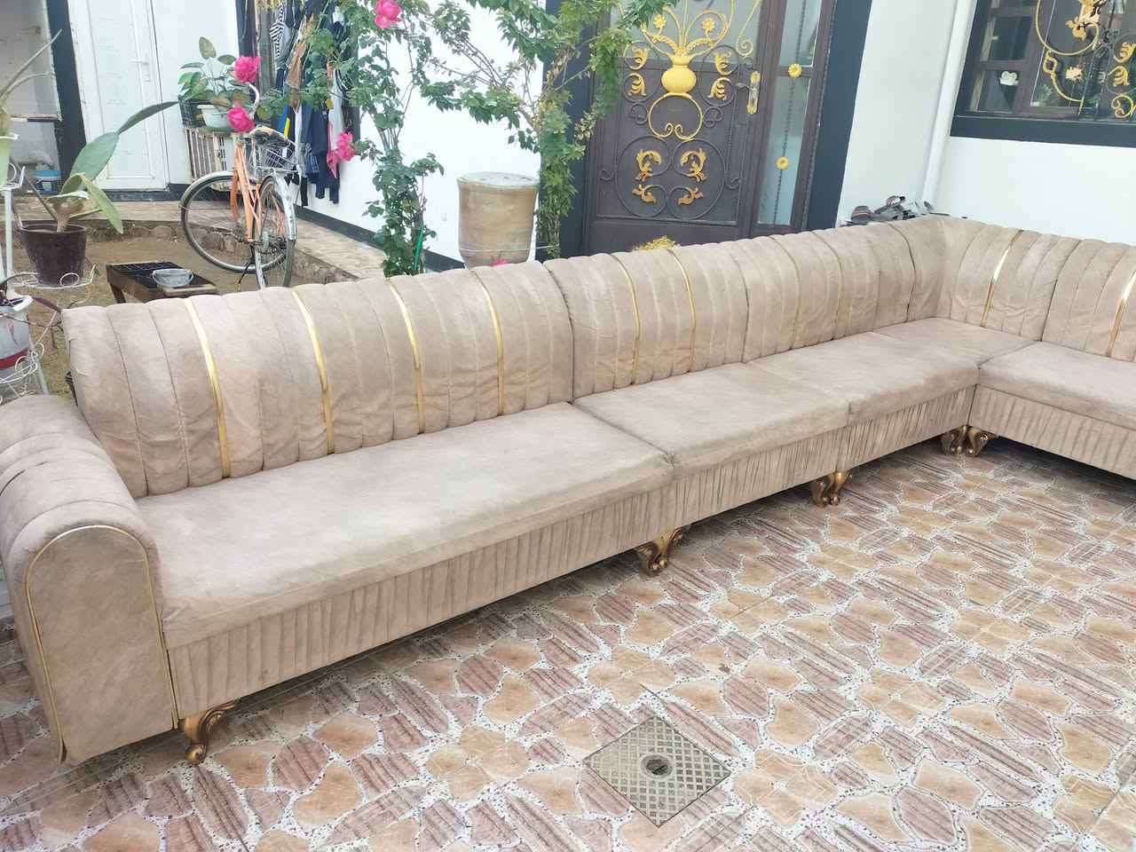 السلام عليكم ديوان للبيع 7امتار 10مقاعد سفنجه لوك خشب بلوك تفصال سعر 150وبي مجال مكاني كركوك حي النداء اتصال علا الرقم ***********
