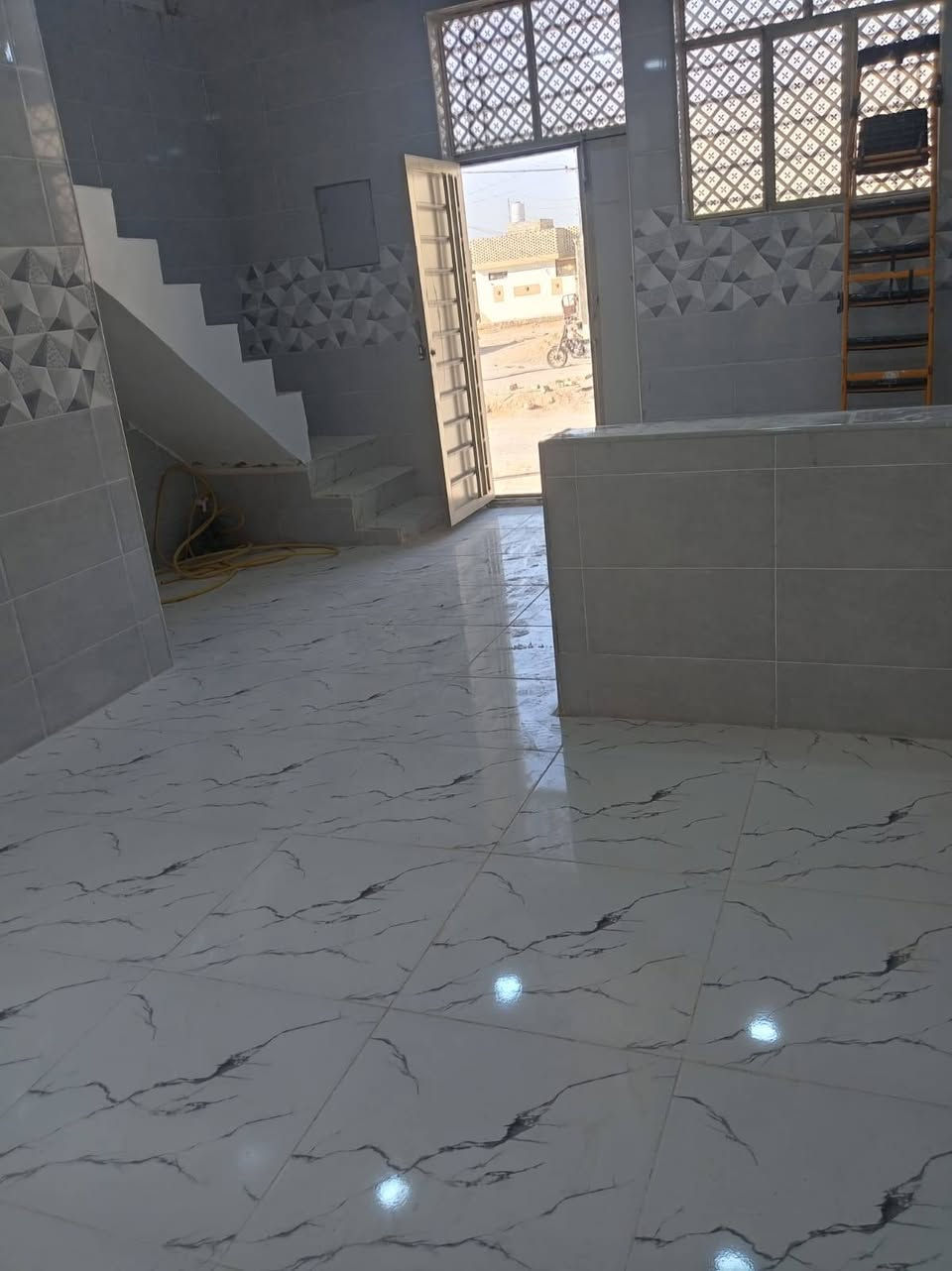 🫲🏻السلام عليكم 

🏠بيت للبيع في النجف لاشرف حي النداء شارع 15 قريب شارع المكاتب 

📐المساحه 50 متر وجه 5 نزال 10📐

🏠البيت جديد غير مسكون شغل جناي درجه اولى 

البناء اساس صب سكف صب بناء🧱 طابوق نهروان 🧱

يحتوي ع مطبخ صاله 🛏غرفه نوم🛏 توليت حمام مكشوفه صطح المطبخ والصاله كله سرميك ارضيه بورسلين 

سعره مناسب ٤٦ وبي مجال 
لاستفسار اتصل او مرسله خاص
 
*********** وتساب 

*********** وتساب
