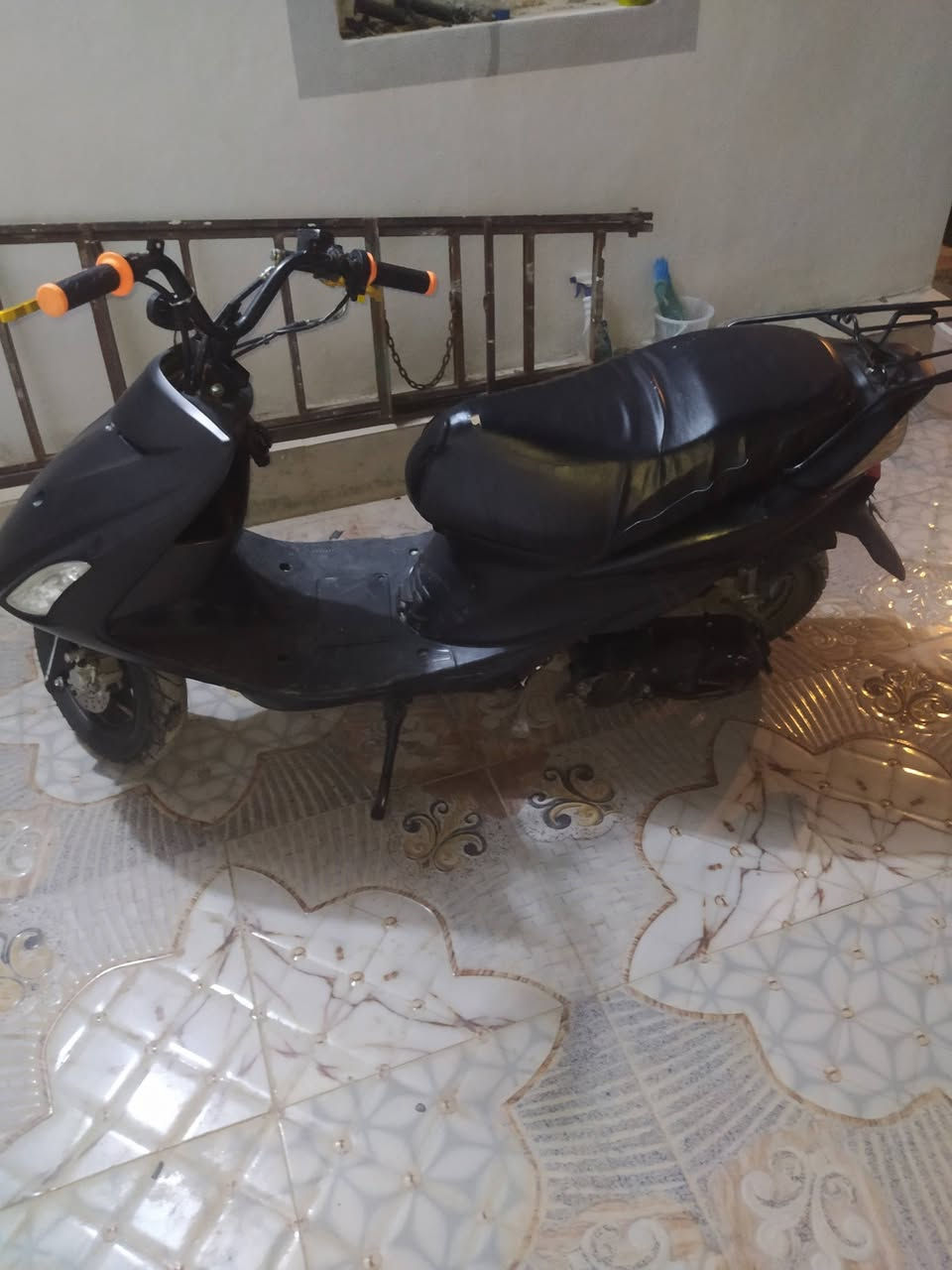 السلام عليكم الدراجة للبيع السعر 350 وبي مجال قليل النضافة مثل متشوفون بل صور دراجة كاملة مكملة دعن البارحة بدلت امزويل تايرات زوج جديد جلاتين سكليتر رياضي بريكات رياضي شوتة رياضي مكفولة من محرك و كهربائيات مكاني كركوك 55 قرب محطت الزوراء الجديدة التواصل على الخاص او على الرقم المذكور {***********
