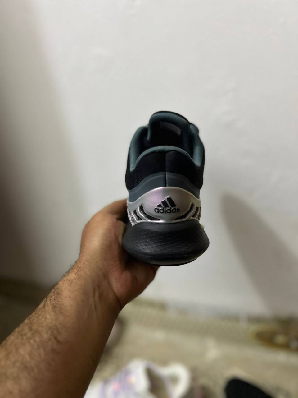 اديداس قياس 43 
سعره 25 
يوجد توصيل ***********
