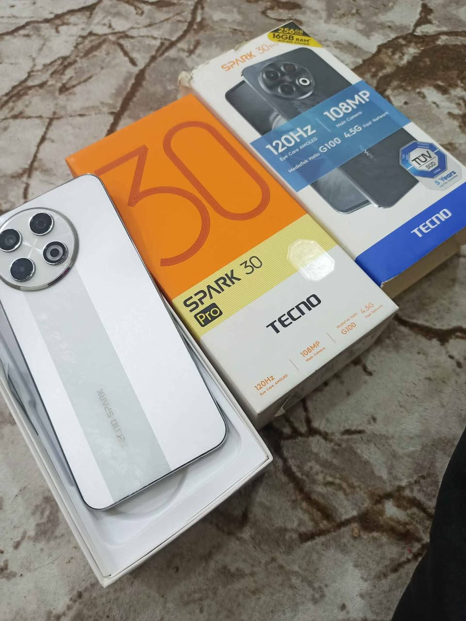 السلام عليكم 
تكنو سبارك 30 برو 
الذاكرة 256 
العشوائية 16 
الكامرة 108MP
90 فريم بالببجي كلش سلس وقوي
تلفون كلش حلو وراقي مواصفاته كلش حلوه تكدرون تبحثون على اليوتيوب وتشوفون كل المواصفات 
التلفون مستبدل الشاشة فقط 

السعر 135 
رقمي *********** Singapore
