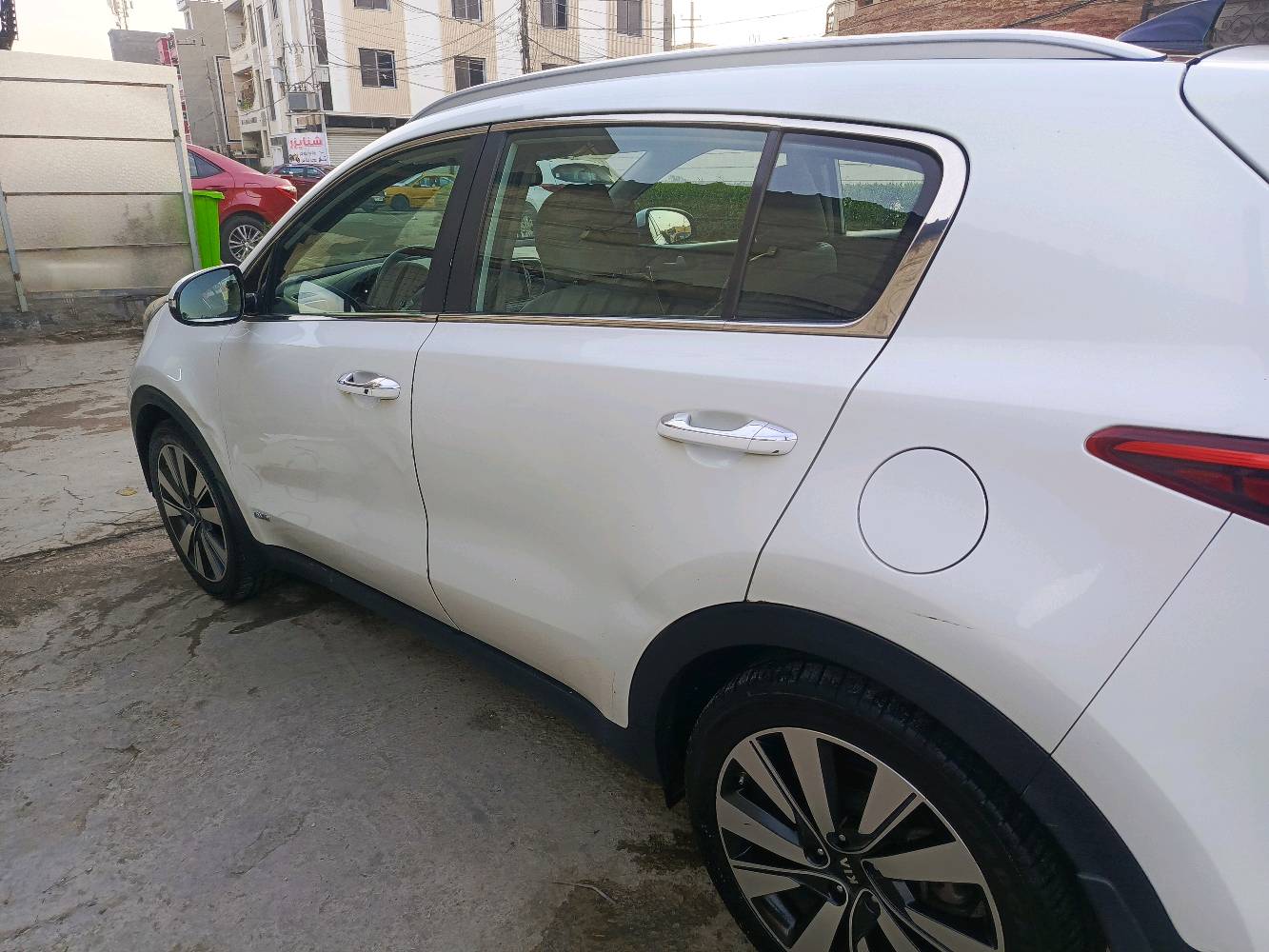 السلام عليكم
سبورتج 2018 خليجي
محرك GDI 2.4 AWD
فول مواصفات
مواصفات الجيتي لاين  بس بدون صندوك الكهرباء والتبريد بلكشنات
  غرفتها نضيفه بلادي جانت مغلفه من اول يوم كشنات سبورت حضن لونين جلد مخرم
حداديتها جديده تايراتها نص عمر بطاريه جديده
دسكات دبل لنك جديده يعني السياره مناقصها شي حتى حمام متحتاج
دهن كير جديد تم تبديله على ضوء الكتلوك بعد ماعبرت ال 120 الف كيلو
بلاديه على وضع الشركه لا مبدل بيها شي ولا عاطل  بيها  شي ولا مبرمجه 
السياره اخذتها زيرو بسنتها وعلى ايدي ومكفوله من كلشي الا من رصعات على الجانب الايسر تتصلح بارد او بي دي ار اني ممشتغلها مخليها على وضعها
ماشيه 127 الف كيلو

   متواجد بغداد بحي الجهاد وحي الحسين والسيديه
رقمي *********** ومتوفر واتس اب
السياره عارضها 185  وبيها مجال ان شاء الله
