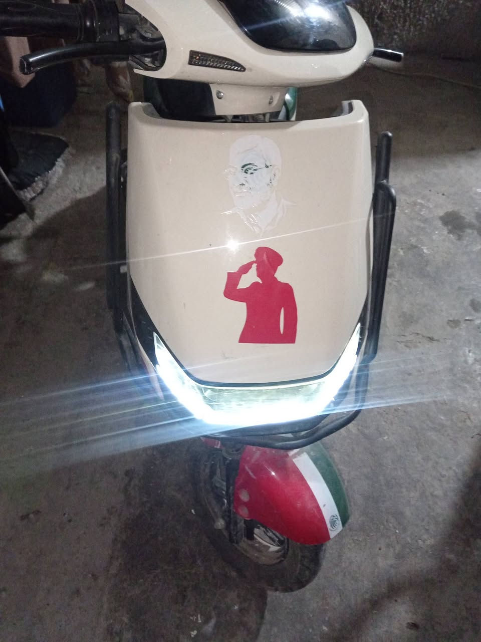 سلام عليكم  من رخصت مدير لكروب دراجه شحن متروكه شوف تصوير تشتغل وتهبط مبدلين بطاريات وباقيات 2 مامبدلات وتركناهه وبيه مفاتيح 2 دراجه نظيفه بس غسل يرادله
*********** راتساب اتصال
