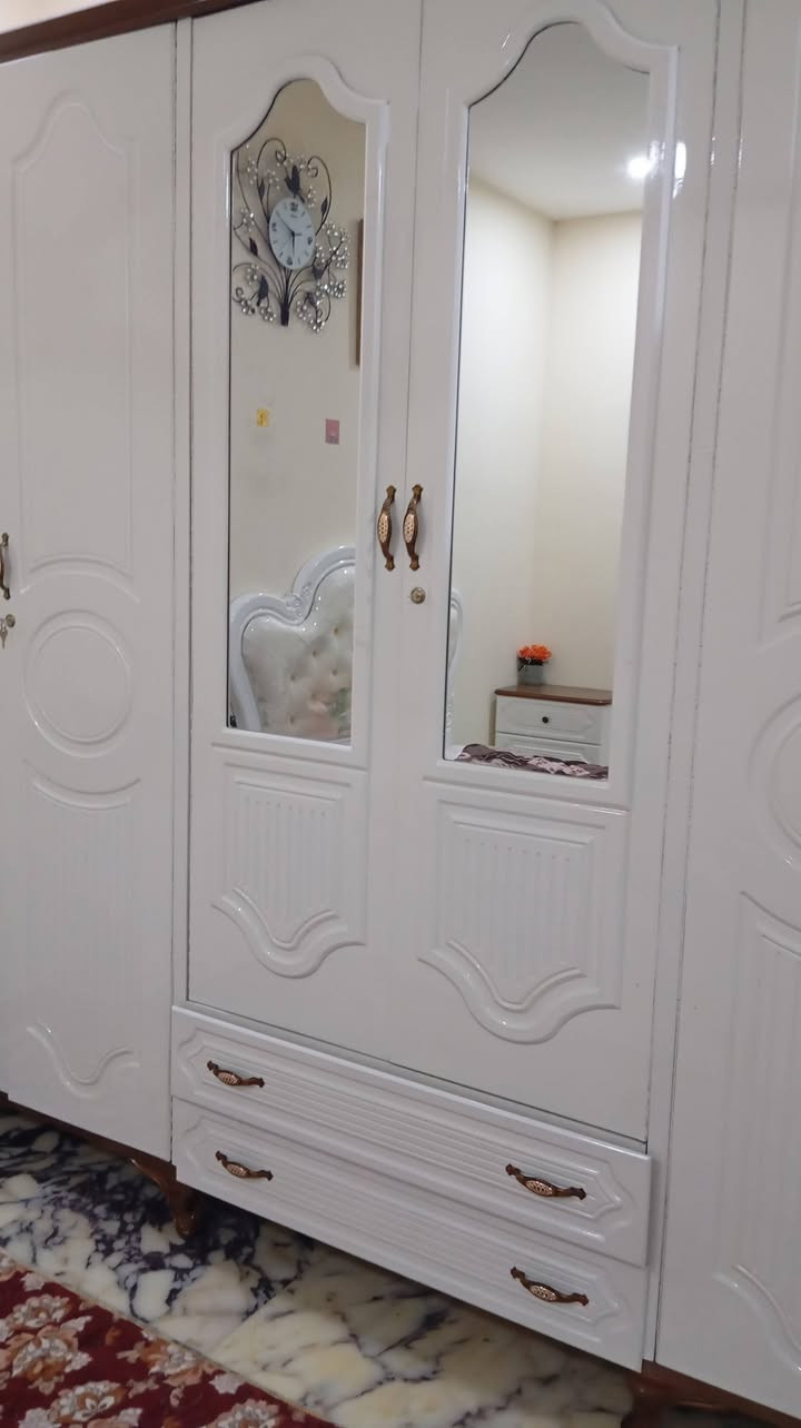 غرفة نوم عراقي درجه اولى شغل ثقيل 8 قطع كنتور 6 باب  نظافه 90% بالميه استعمال قليل  للتواصل *********** أو واتساب
