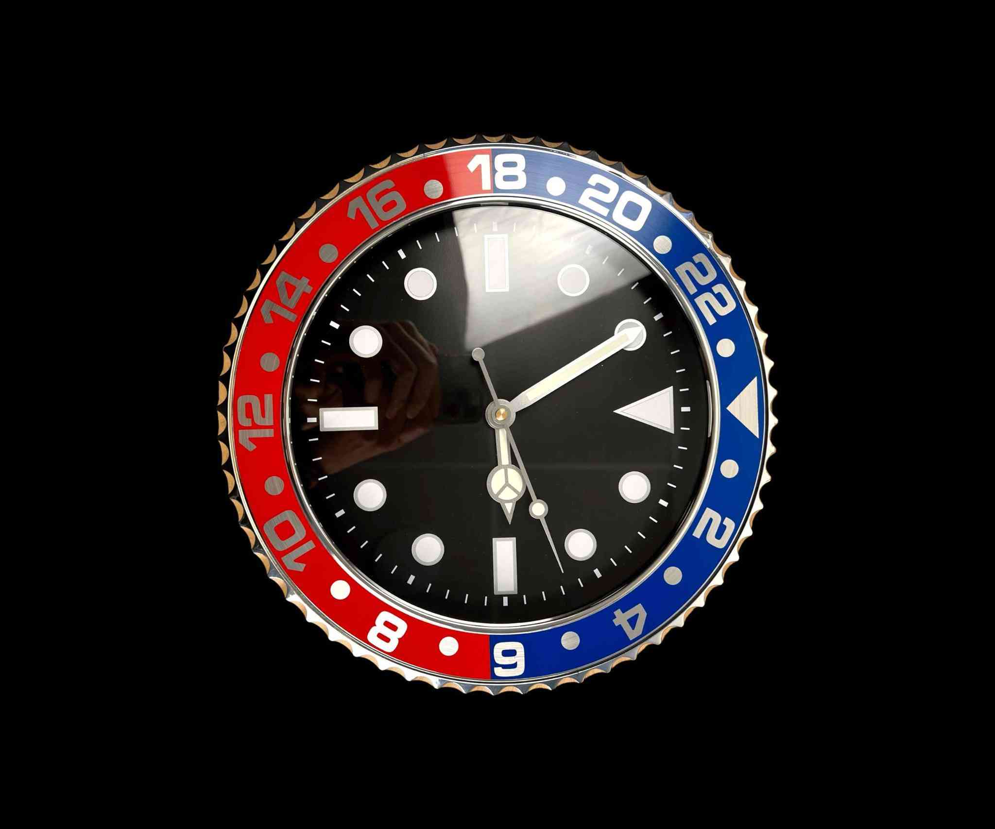 ساعة جدارية بتصميم ساعات رولكس

الاستخدامات

تُستخدم كساعة حائط لعرض الوقت بدقة داخل المنزل أو المكتب.

مناسبة لغرف المعيشة، غرف النوم، المكاتب، المقاهي، وصالات الاستقبال.

قطعة ديكور مميزة تضيف لمسة فخامة على الجدار بفضل تصميمها المستوحى من ساعات رولكس الكلاسيكية.

مثالية لمحبي الساعات الفاخرة والديكورات العصرية.

المميزات

تصميم فاخر مستوحى من شكل ساعات Rolex Submariner  GMT الكلاسيكية.

إطار معدني بارز مع حواف تشبه إطار الساعة الأصلية (Bezel Design).

عقارب ومؤشرات واضحة مع طلاء مضيء لسهولة القراءة.

حركة Silent Quartz هادئة بدون صوت مزعج.

واجهة زجاجية شفافة تحمي الساعة من الغبار.

تصميم ثلاثي الأبعاد يعطي شكل ساعة يد كبيرة على الحائط.

يتوفر بعدة ألوان جذابة

تعمل بواسطة بطارية AA واحدة.

محتويات الصندوق

ساعة حائط بتصميم ساعة رولكس.

علبة كرتونية للحماية أثناء النقل.

الملاحظات

البطارية غير مرفقة مع المنتج.

يفضل تركيب الساعة على مسمار ثابت في الجدار.

أبعاد الكرتون

الطول: 31 سم  العرض: 4 سم  الارتفاع: 31 سم

توصيل بغداد ومحافظات بغداد, العراق


**إذا كنت صاحب هذا الإعلان وتريد حذفه لأي سبب، رجاءا أرسل رسالة إلى الدعم الفني**