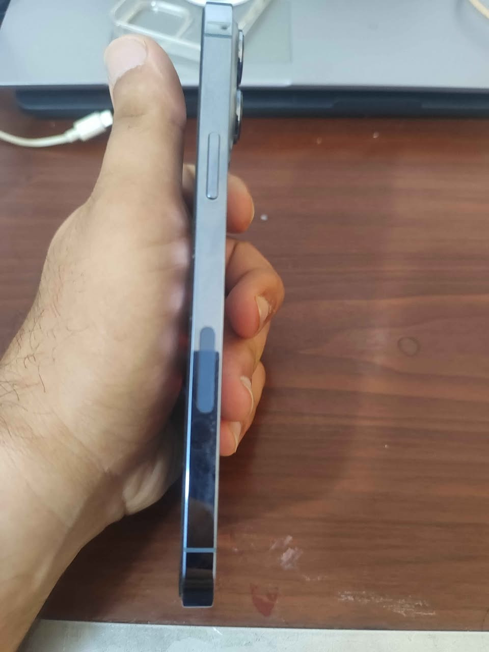 السلام عليكم 
ايفون 13 برو ماكس للبيع الجهاز نظيف جدا واتر بروف مكفول من الفتح والتصليح بطارية 90% والـFace id شغال وعلى وضع الشركة غراضة كاملة وتجي وياه حافظة ولاصق حماية 

للبيع بسعر 725 الف وبي مجال 
عنواني التراث قرب تقاطع درويش 
للتواصل او الاستفسار : *********** بغداد, العراق
