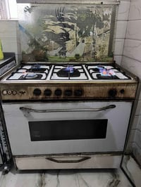 بيع مستعجل طباخ على الفحص فرن وعيونة كولها شغالة ب50 07717620041