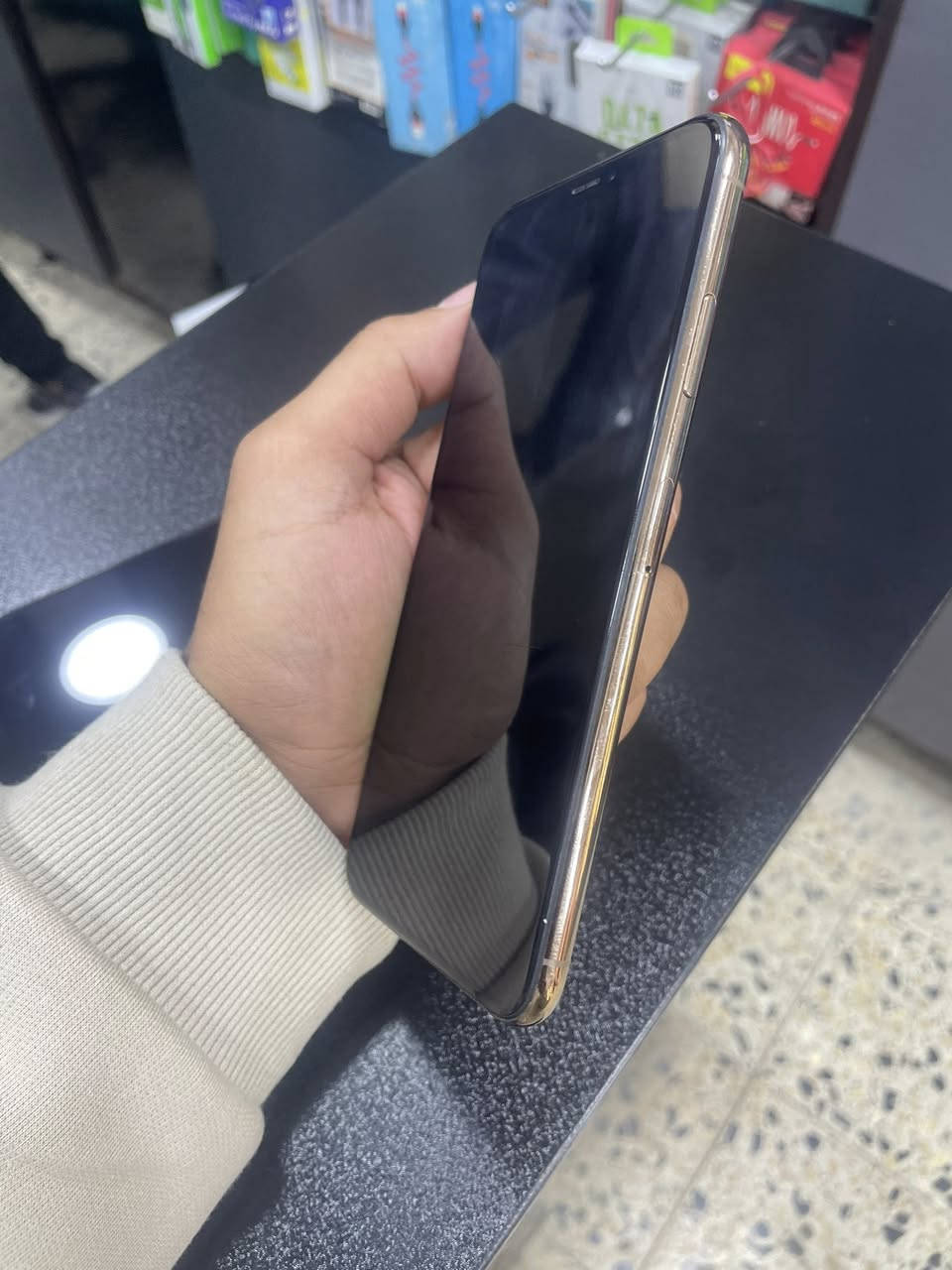 ايفون اكس ماكس
ذاكره ٢٥٦ GB
بطاريه ٧٧ بلاديه 
شرق اوسط
دبل شريحه خطين 
جهاز وتر بروف مكفول 
***********
