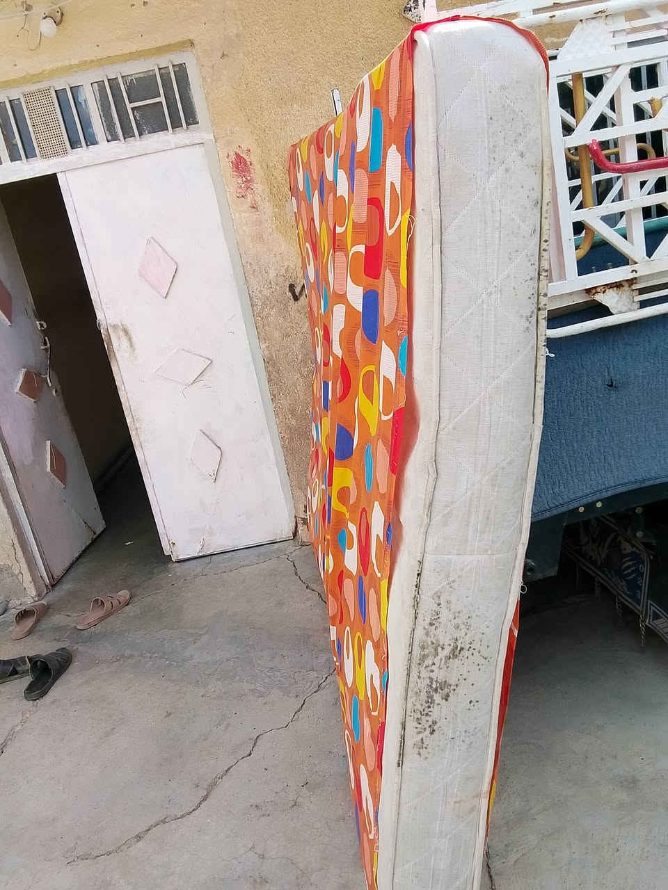 دوشك نفرين اسبرنك نضيف يحتاجله غسل فقط 
سعرها 25 مكان حي عسكري اتصال 
‏‪0770 093 5984‬‏

