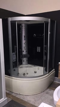 بانيو جاكوزي • شاور وبخار • باب ناقص