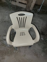 ٣ كراسي • ٢ جدد ١ مستعمل • نجف حي نداء