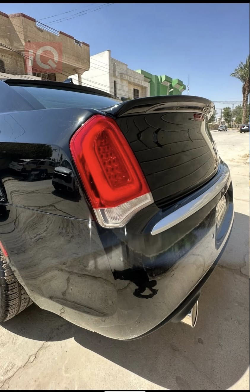 السلام عليكم
كرايسلر موديل 2018 محرك ٨ سلندر هيمي ٥.٧ لتر  رقم بغداد 
السيارة فئة C بلاتينيوم اعلى فئة بالكرايسلر بجم عريض 
حادثها بأمريكا دعامية فقط مثل ما موضح بالصور والايرباگات كلها سليمة 
ماشية 75 الف 
السيارة فول مواصفات :
داخل عسلي 
بانورما طگتين 
رادار امامي 
حساسات امامية وخلفية وجانبية 
كاميرا دوارة  بلادية
ويل عنكبوت اصل حجم 20  
تايرات تو سايز
شاشة كار بلي
ستيرن تدفئة 
كشنات جلد امامي تدفئة وتبريد 
كشنات خلفي تدفئة 
أكواب تدفئة وتبريد 
ستيرن كهرباء
كشن خزن ميموري
وبعد هواي مواصفات 
السيارة عليها  كزوز بورل شغل علي الوادي  تتحكم باليريمونت مكان السيارة كربلاء - الهندية 
الاستفسار التواصل ع الرقم 
***********
