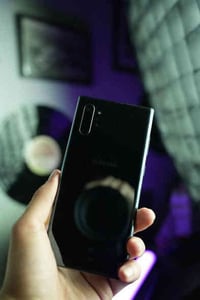 جهاز سامسونج نوت 10بلاس نضافه 80% الون أسود   عليه تضليل شاشه مانع الت...