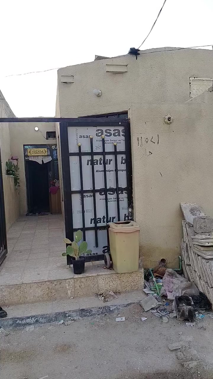 السلام عليكم بيت للبيع المساحه ١٠٠ متر البراكيه شارع المطار القديم مقابيل نهاية شارع علكم صب كونكريت طابو زراعي البيت يحتوي على غرفه صاله مطبخ استقبال صحيات داخلي وخارجي السعر ٢٤ معه المجال الاستفسار على الرقم ***********
