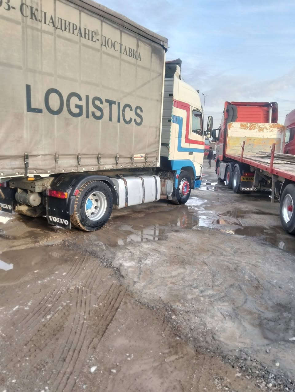 السلام عليكم فولفو للبيع موديل 2000 راس وعربانه حجم المحرك 420 رقم اربيل سنويا جده 2030 طول العربانه 13 60 سعر 170 عنوان كركوك رقم الهاتف ***********
