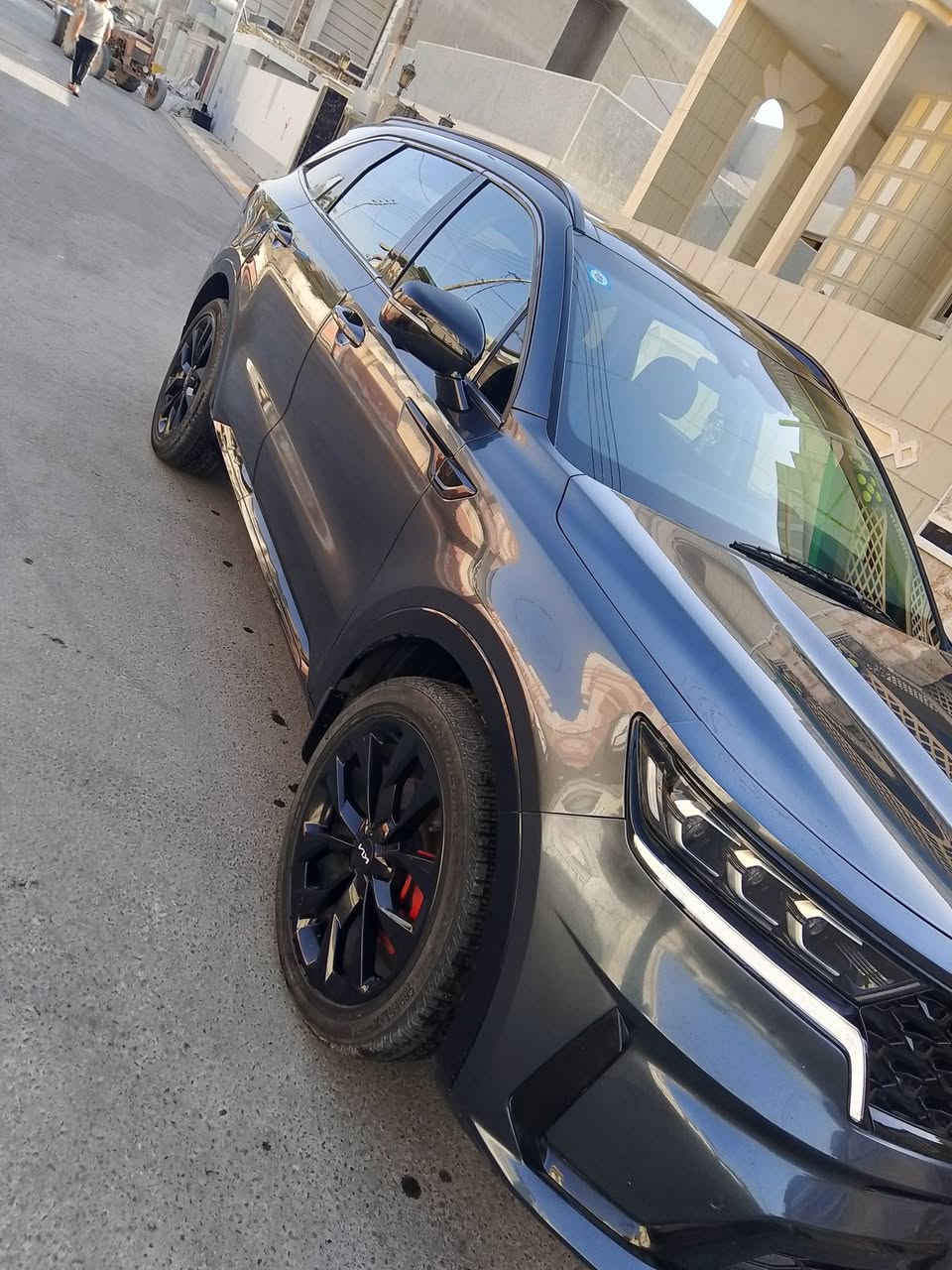 من رخصة الأدمن سورنتو 22 فول مواصفات بريستيج محرك 2500 تيربو حادث بس بنيد مبدل بلادي أعلى مواصفات 5  كامرات وكشنات تدفئة وتبريد ورادارات محيطيه وكراسي منفصل وبدون ايرباك وبدون دواخل حتى الراديترات البلاديه مالتها نفسهن مرقم بغداد السعر255$وبيها مجال للاستفسار الاتصال على ***********
***********
