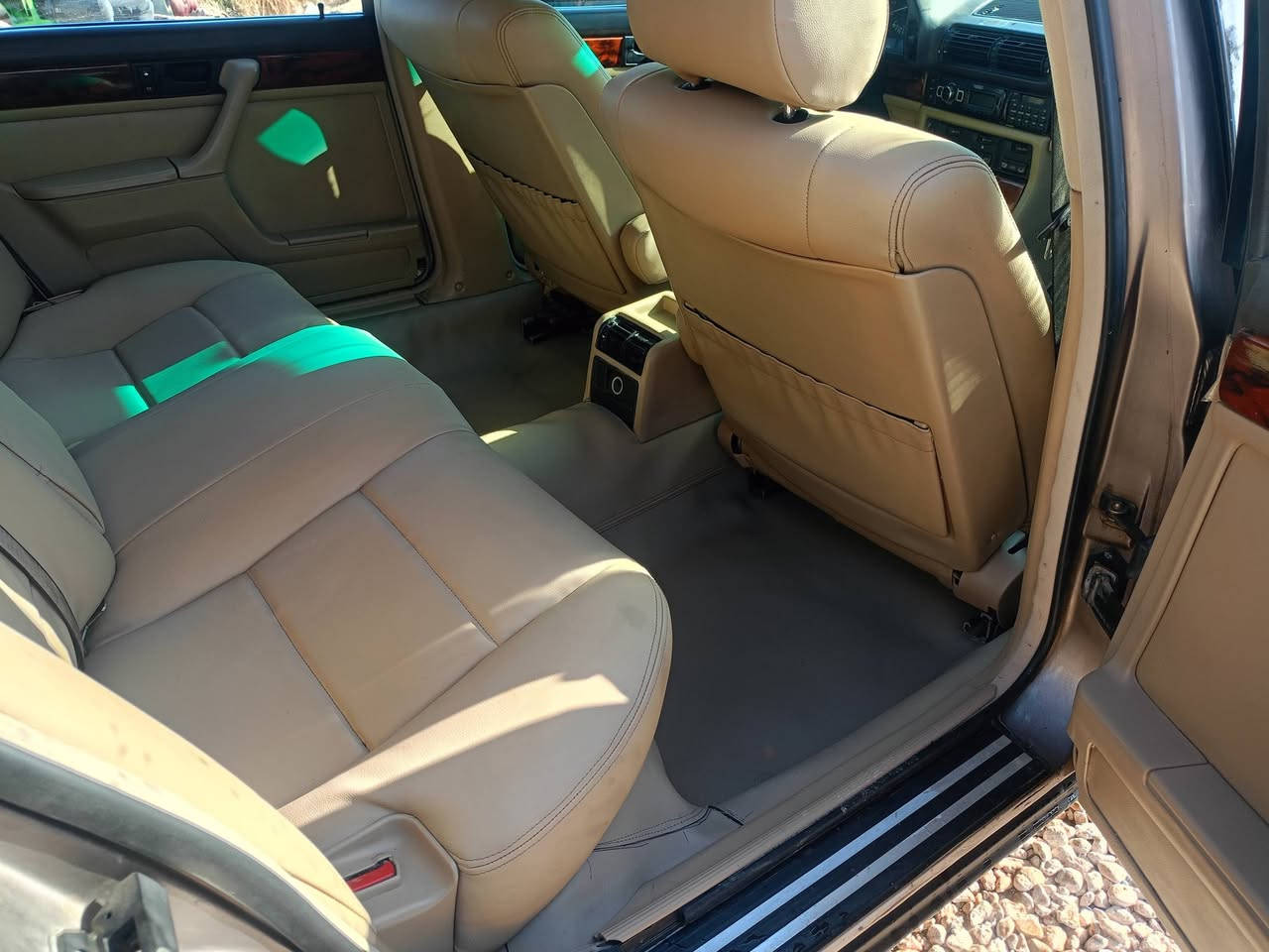 السلام عليكم 
Bmw
735 للبيع .
معمره تعمير صحيح مال جناي .
المواد اللي تم أستبدالها 
1/ گير ميكانيكي حاويه .
2/جامه أماميه 
3/غرفه بالكامل نفس شغل الوكاله .
4/ حداديه أماميه بالكامل 
لويات فلنجات مغازل بوش زيتيه دبلات ربلات محرك شيال گير صليب گاردن سيم سايد بريك جعمقه مع بور ستيرن حاويه .داينمو حاويه 
درايمات خلفيه تبديل جميع بوش العربانه الخلفيه 
دبلات خلفيه دسكات خلفيه وأماميه .

المواد اللي ذكرتها عندي بيها وصولات 
وتبديلهن جديد مو قديم قبل شهر .

نواقصها طبرباز أمامي جهة السائق .
قاعدة أرقام يدة الگير .
لايتات ينرادلهن تقسيم .
والجاملغ الأمامي جهة السايق جارد .
محرك مكفول .
تبريد شغال .
موديل 91 .
گشرها نظيف بس تحتاج صبغه صحيحه .
مكانها بالنجف .
سعرها النهائي 55 ورقه .
تشوفها غاليه عليك أعبرها خل تولي .
هي وفضالتك.

ما أعتقد بقى شي ماذكرته بيها .
أخييك لا تخابرني وتسألني شبيها ما بيها .

وأذا أكو صقر جديد أو باخره أراوس والفرق موجود .

***********
