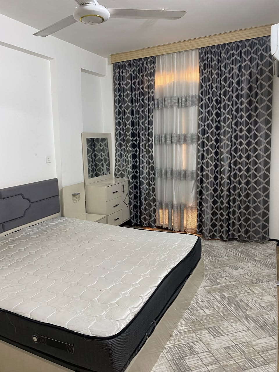 السلام عليكم شقه الايجار موثثه طابق 2 مساحته85 متر مطله على الكورنيش على نهر دجله الاعظمية متكونه من صاله ومطبخ وغرف نوم عدد 2 وخدمات الاستفسار الاتصال على رقم ***********
