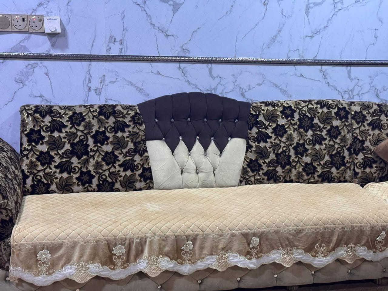 ديوان 12 متر خشب عراقي ثقيل كلش.. خشب بلوك .دوشمة نظيفه حيل. اسفنج جيدجدآ ..السعر 650 بيه مجال 
عنوان الانتصار شارع 60 قرب اسواق الخضراء

الاتصال على الرقم *********** 📱
 أو مراسلة على واتساب ✉️✉️
