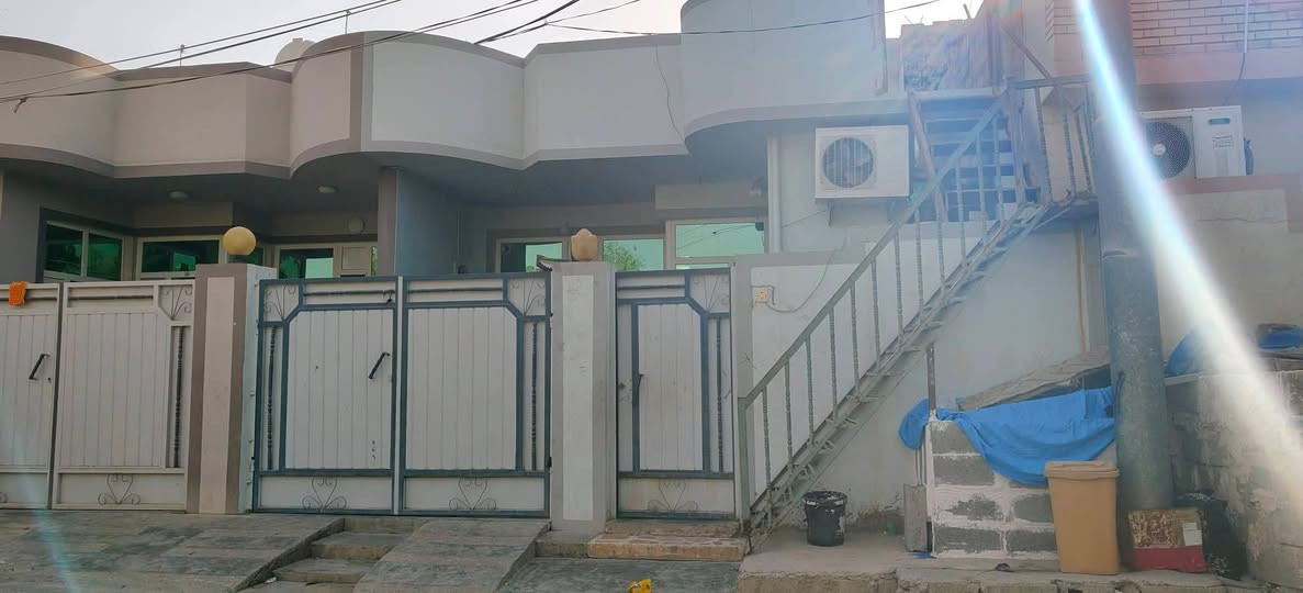 ئەم خانوە بۆ فرۆشن 
شوێن: کەلار-گازینۆ -گۆران 
ڕووبەری: 130 مەترە 
6,5 پانی 
20 درێژی 
ڕووی سلێمانیە وبەردەمی حەدیقە 
تاپۆی یەک ناوە 
پێکهاتووە له دوو ژوری نوستن 
هۆڵ 
میوان 
مەتبەخ ومشتە مەلات 
کامل دەکتی بۆکراوە 
بۆزانیاری نرخ پەیوە ندی بکە 👇
***********
