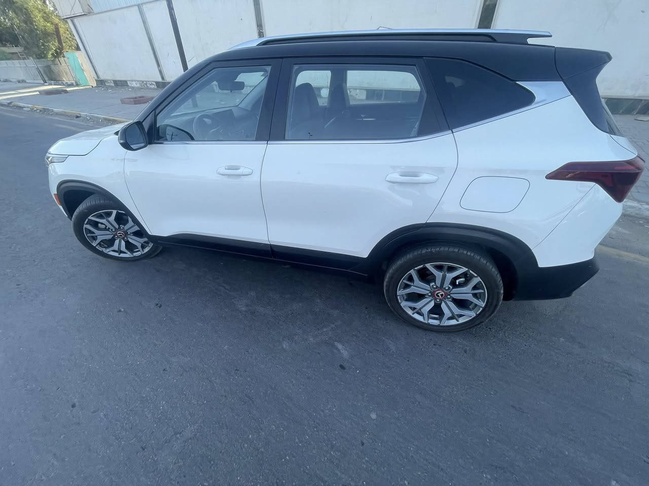 السلام عليكم. سياره سيليتوز. مديل 2021.   السياره.  تو كلر.  تحكمات. ستيرن.    مكينته.  1600 تيربو.     وارد أمريكي.  بيه.  جاملخ وبنبدا.    وبيه. قطعتين.  كلير.     ماشيه.  88.000 km.   السعر  145.  وبيه مجال.  المكان. بغداد.  سبع أبكار.    الرقم. ***********. 
. .  متواجدً
