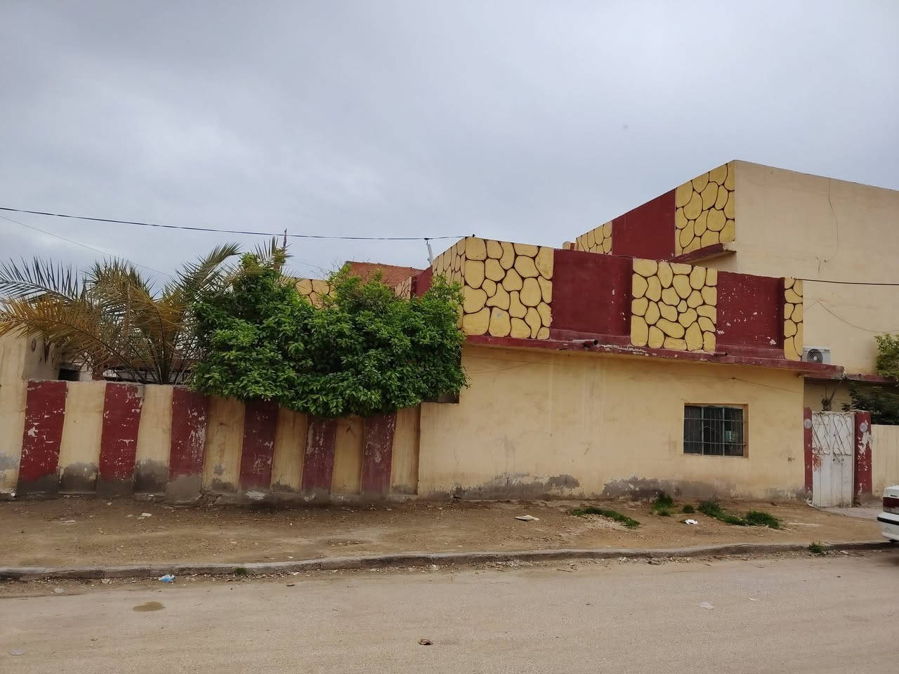 دار للبيع طابو صرف مساحه ٢٥٠متر مربع يتكون من طابقين ركن يتكون الطابق الأول من غرفتين نوم مع هول واستقبال ومطبخ وكلدور داخلي مع مجمع صحيات وكراج سياره والطابق الثاني غرفتين نوم وصاله الطابق الأول كونكريت والطابق الثاني ثرمستون وعكاده الطابق الأول الجدران سيراميك حزام بقياس متر وعشرين  السعر المطلوب ١٧٠ قفل قفل بدون عمله الاتصال على الرقم *********** العنوان السده حي الصدر الأول قرب مولده حميد
