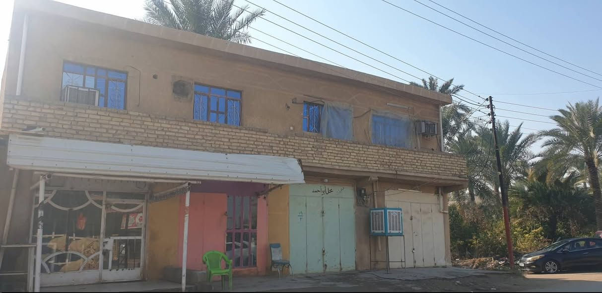 السلام عليكم للبيع كاع 200 م تحتوي خمس محلات مع شقة مع وارد شهري ودار خلف المحلات 260م وقطعة خلف البيت 500م المكان بغداد العبايجي المصلحية الاستفسار ***********
