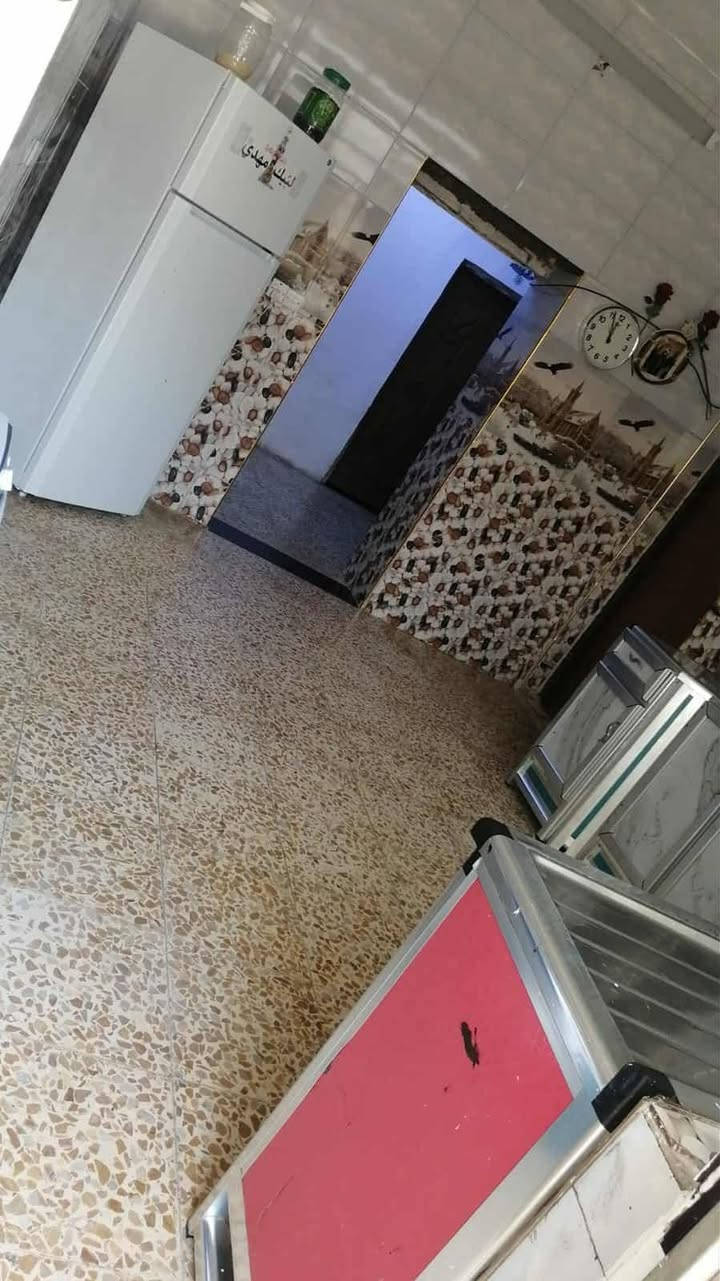 بيت للبيع مساحته 150متر طابو صرف مكانه محموديه حي العسكري قرب مدرسه عراق المحبه  6غرف نوم ومطبخ وستقبال وصاله وصحيات فوك وجوه ومنور البيت جبير خير من الله بس الغرفتين الفوك البلوجه سندويش والباقي كله صب اي استفسار اتصال بالرقم بي واتساب ***********
