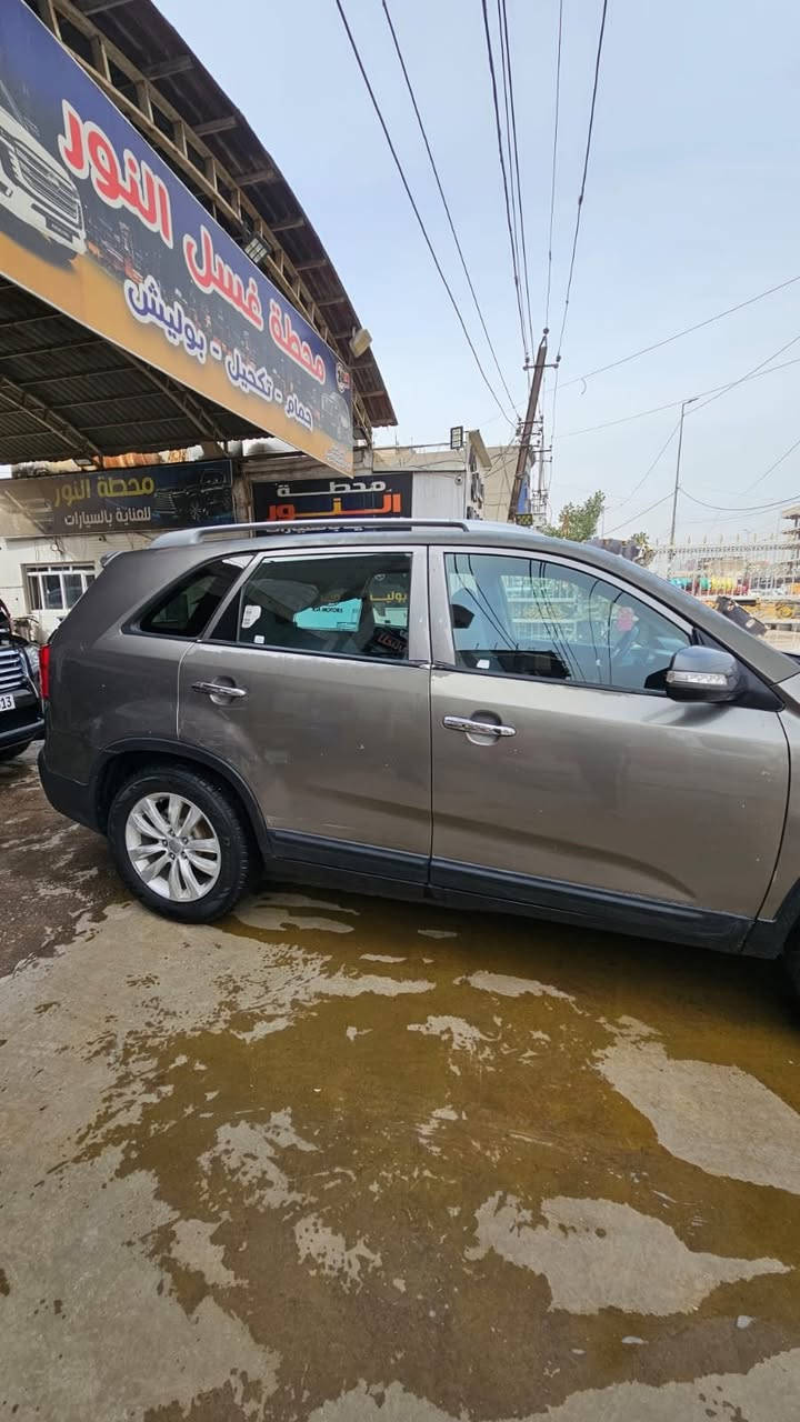 السلام عليكم 

للبيع: كيا سورنتو 2011 سبعة راكب

الموديل: 2011.

اللون: نفطي

المحرك: 4 سلندر دوش (اقتصادي وقوي)

المسافة المقطوعة: 166 ألف ميل
تشغيل بصمة والأبواب بصمة
 مري شفط كهرباء.

 المحرك والكير بحالة ممتازة (نضيفة جداً وما بيها أي مشاكل).

الوضعية العامة: السيارة جاهزة للاستخدام صدر وتبريد وكهربائيات كلها شغالة 100%
 
حادث السيارة برة العراق جاملغ عكس السايق وداخل العراق بيهة طخات
 (ابيع حزام ✔ )

السعر المطلوب : 120 ورقة 
العنوان : بغداد البلديات
رقم التلفون : *********** بغداد, العراق
