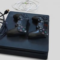 شباب، للبيع جهاز بلايستيشن 4 (PS4) نظيف حيل وجاهز للعب الجهاز مهكر على...