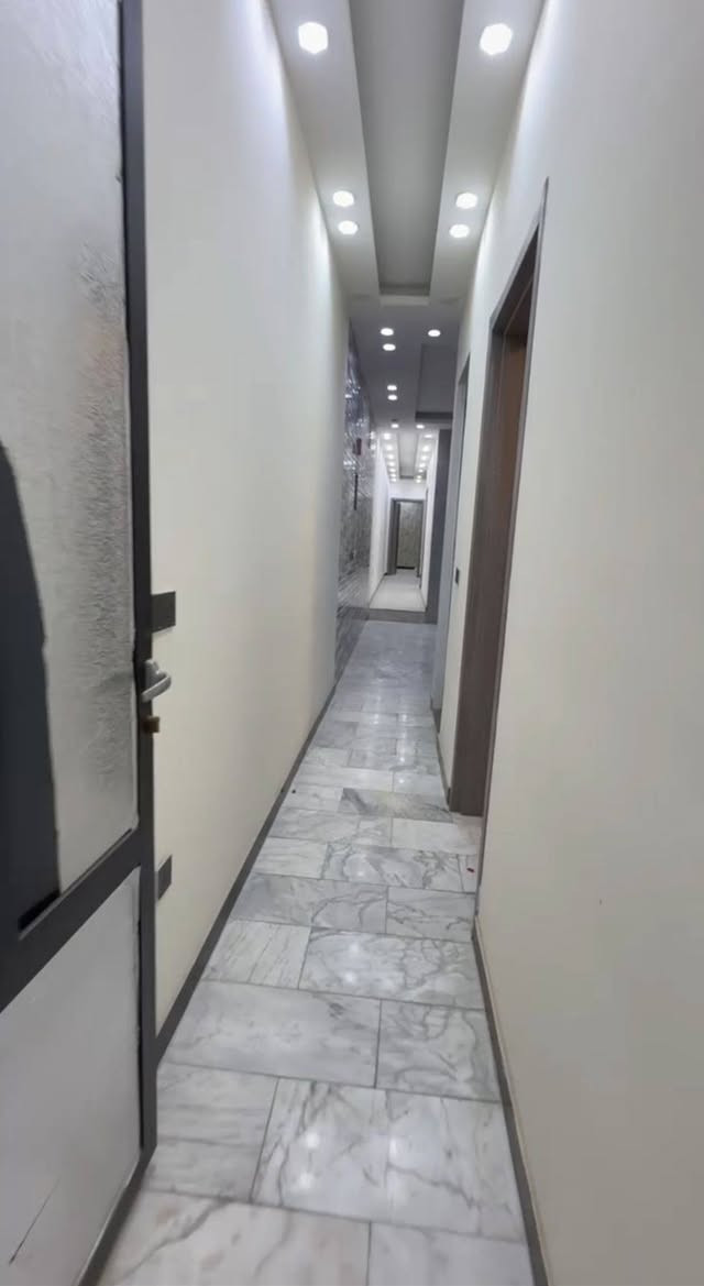 🏗  #شقة_حديثة_أرضية_للأيجار  🏗
               
           سكني ___ تجاري  

📍الموقع :- #اليرموك _ خلف مستشفى السلامة محله 616

🔛 المساحة :- 150 متر

◾️تحتوى على :- مدخلين _ صالة _ مطبخ كبير _ صحيات _ غرفتين نوم ماستر _ كهرباء خصخصة .

👈🏻 متوفر موقف للسيارة  👉🏻

⁉️ لمعرفة الإيجار اكتب رقم 6 بالتعليقات.

للمزيد من العروض لطفاً الاشتراك بقناتنا على 
🌐التليجرام :
https://t.me/Ajarty

واتساب 👇🏼
https://whatsapp.com/channel/0029VaDf8d14yltRzy5EwZ15

📍عنوان الشركة : حي الجامعة _ بداية شارع المركز

📌للمعاينة والاستفسار : يرجى التواصل على الارقام التالية 📲
***********
***********
