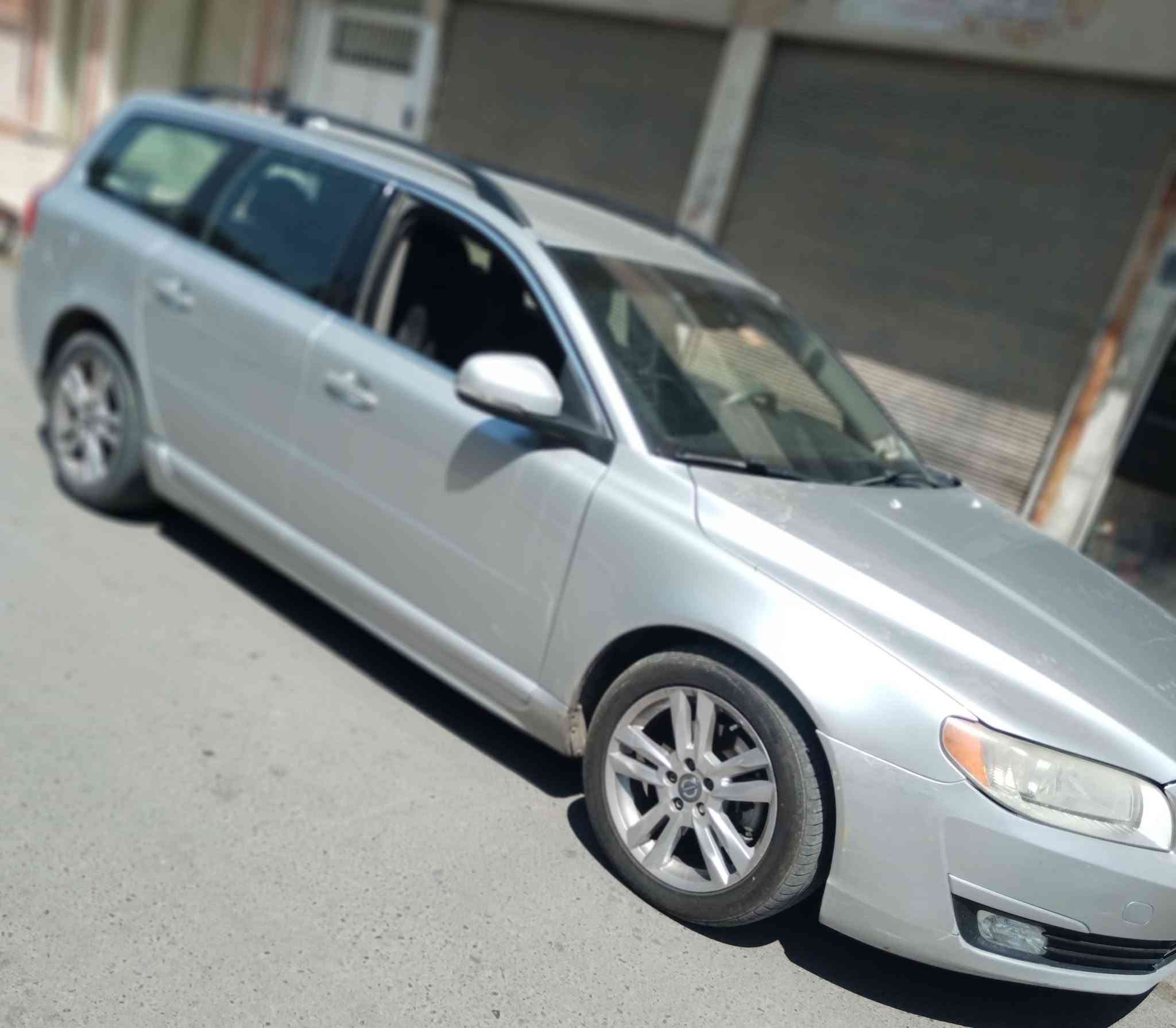 سياره فالفو ستيشن
v70 فول مواصفات
موديل 2015 باسم صاحبها الشرعي
رقم دهوك شرط لا صرف ولا نفخ
تحويلها مباشر  رقم موبايلي
***********
