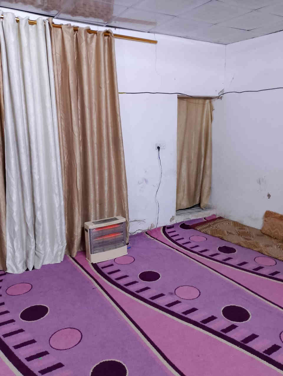 السلام عليكم بيت للبيع مكانه تقاطع حي البتول بدايه السياحه حي السكن متكون من كراج كبير ستقبال واصاله مطبخ غرفة نوم  السكف سندويش والستقبال عكاده مساحه 150 خدماته مي كهرباء مجاري تبليط قريب عل شارع  كلشي متوفر بصفه مدارس ومستوصف وسوك بناء بلوك ورفت صب  سعره 19 وبيه مجال مستعجل علا بيعته عندي ضرف الله شاهد     ***********
