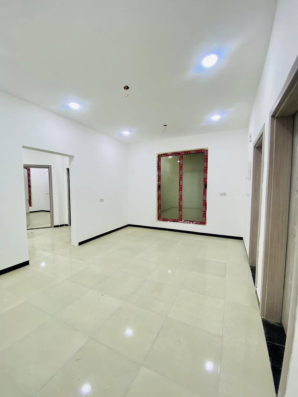 دار للبيع طابق ونصف مساحه 150 متر
بناء درجة أولى ( تسليم مفتاح ) .. 
( سعره مناسب جدًا )
✅اجيب غراضك وتكعد✅ جاهز للسكن .. 

⭕️ محتويات الدار
يحتوي الطابق الاول على: 
▪️استقبال 
▪️صاله 
▪️ غرف منام العدد 2
▪️مطبخ  
▪️  حمامات داخليه و خارجيه

⭕️الطابق الثاني يحتوي على غرفه عدد 1 

✔️بيت فول مواصفات

🟪  المواصفات :- 

 🔹البيت مصبوغ بالكامل صبغ جوتن🔥
🔹ابواب تركي درجه أولى 
🔹شبابيك ألمنيوم تفصال 
🔹كهرباء شغل درجة اولى 
🔹منظومة غاز 
🔹ماطورات و بوسترات صاعد و نازل 
🔹مقطوره ماء أساله 
🔹مقطورة ماء للشرب 
🔹محجر خارجي ارتفاع 75 سنتمتر 
🔹سخان ماء ( كيزر) مربوط وكامل

🟤 نوع العقار طابو  عراقي صرف باسم عراقي تكعد وي صاحب الارض 

🔺نوع البناء :- بلوك / كونكريت مسلح  
🔺المساحة :- 150 متر 
🔺مدخل الشارع. 10 متر

🔲 السعر :- مناسب جدا مال بيع لمعرفة السعر الإتصال او واتساب على الرقم 

***********
***********

⬛️ العنوان البصره ابو الخصيب منطقه ابو الجوزي قرب معمل ثلج اللامي

لارسال موقع البيت على الخارطة يرجى مراسلتي على الواتساب
