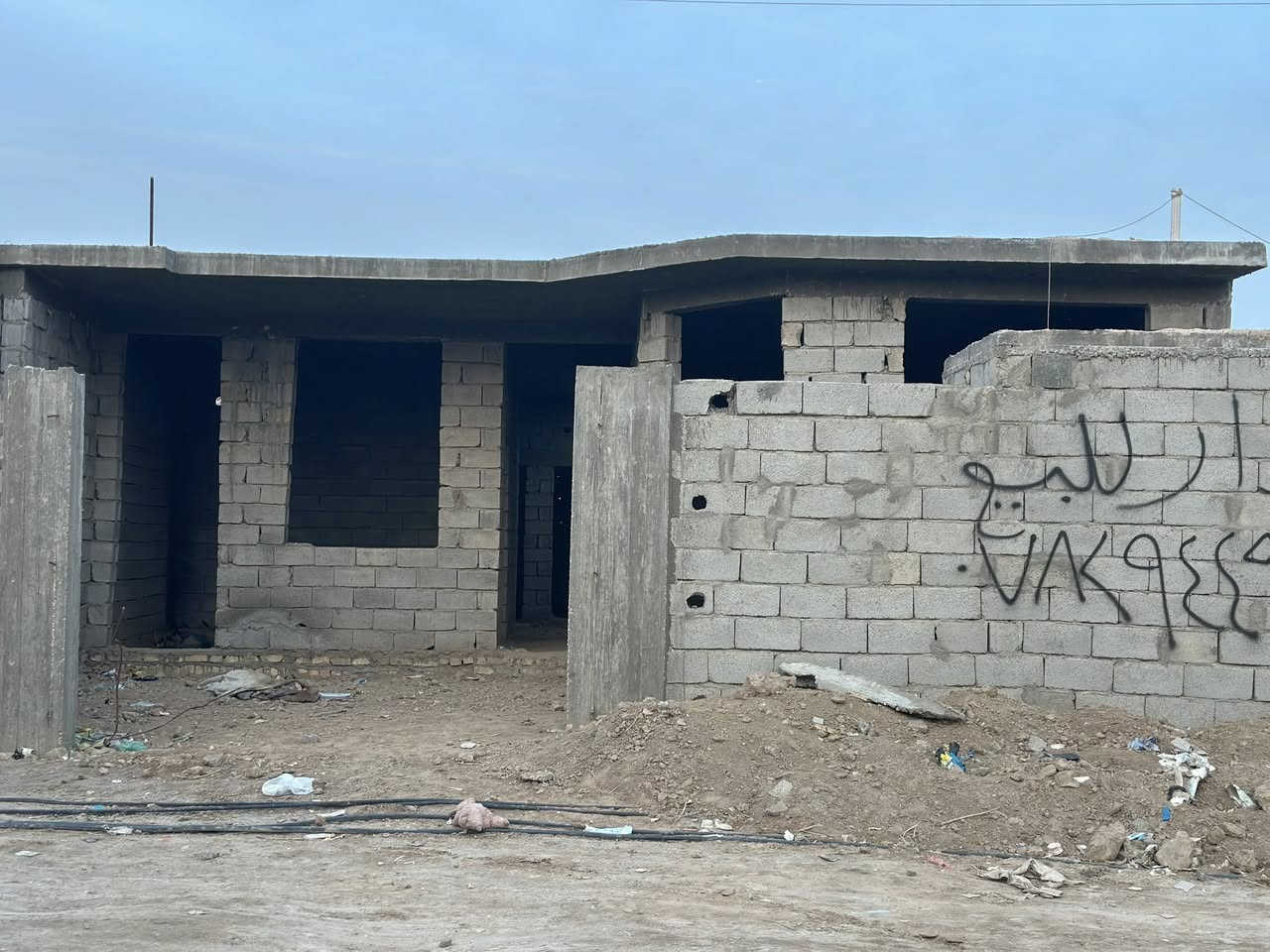 هيكل زراعي بسديناويه 210 للبيع او مراوس ورى صفي الدين صب كونكريت
البناء بلوك ارضيه حصيره صب والسطح صب كونكريت كله صاقط 
غرفين 
وصاله 
وستقبال
ومطبخ وحمامات داخليه وخارجيه كراج سياره 
متوفره جميع الخدمات
كهرباء وماي ومجاري وخط انترنيت ضوئي
اي استفسار     ***********

يكل زراعي بسديناويه210 للبيع اومراوس قرب مركز الشرطه ارضيه حب والسطح صب كونكريت
