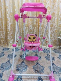 مرجوحة أطفال نظيفة موسيقى. مناسبة للأطفال الصغار وتعمل بشكل جيد. السعر...