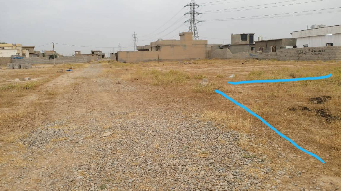 السلام عليكم ورحمه الله وبركاته... قطعة ارض للبيع ركن على شارعين عرض الشارع ١٠متر مع طول القطعة  و٨متر الفرعي ...مساحة الأرض ٢٥٠متر ... السعر ٨ مليون..موقع الأرض خلف معمل بلوك العجم بعيده عن التاورات وقريبة من الشارع السايدين كما موضح بالصور....للتواصل ***********
