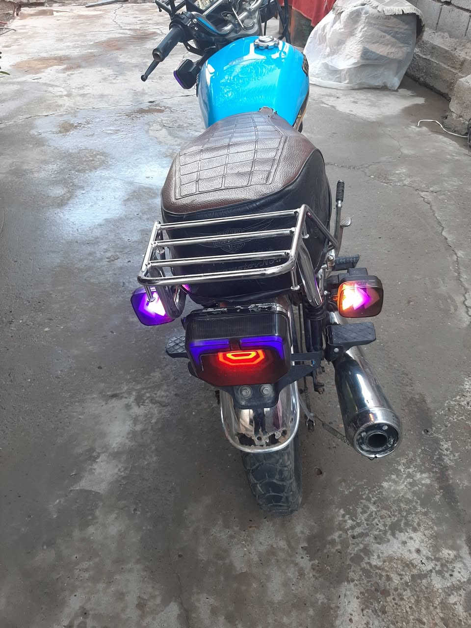 من رخصت الأدمن السلام عليكم(موطور للبيع 
موديل 2020 موطور كامل ومكمل 
السعر 400 وبي مجال 
الاستفسار ***********
