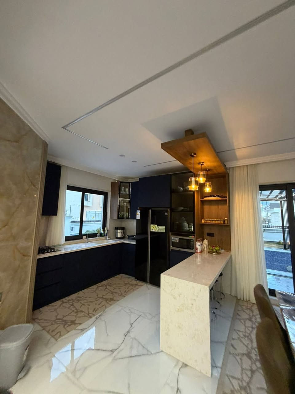 بيت ركن للبيع مجمع كنجان
بيت ولا اروع وتفاصيل راقيه وموقع مميز✨
يتكون من كعده خارجيه 🏡
واستقبال والمطبخ حار و بارد 
و ٦غرف نوم وبيها ١٠ مجموعة صحيات 
ومزبح وحديقتين و الواجها تجي مرمر 
للتفاصيل اكثر:
***********
